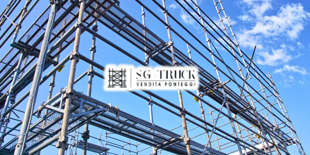 Impalcature in metallo con cielo azzurro