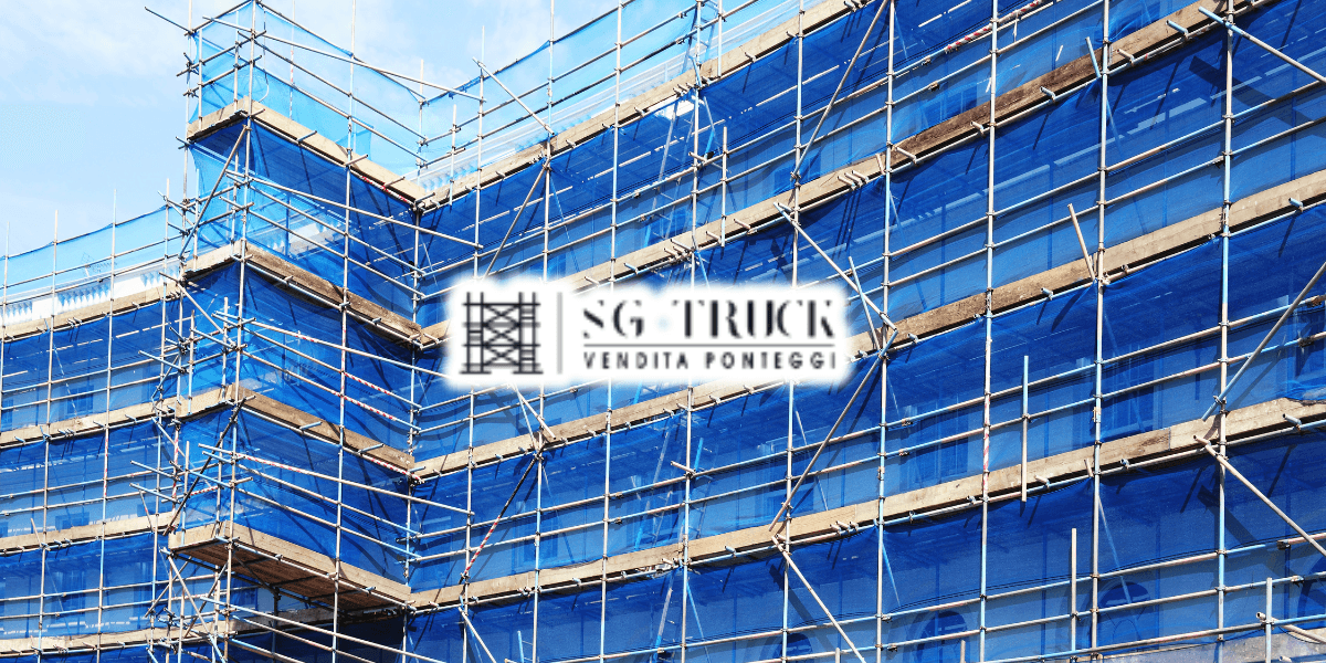 Edificio con ponteggi blu e logo SG Truck