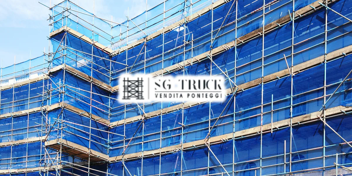 Edificio con ponteggi blu e logo SG Truck