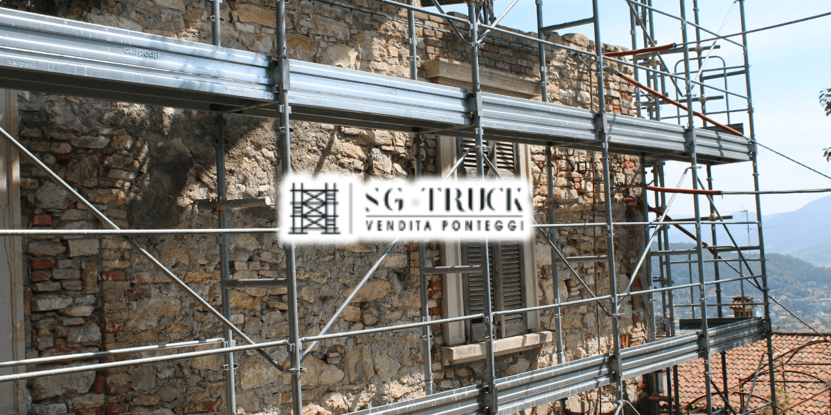 Ponteggi per restauro edificio antico in costruzione