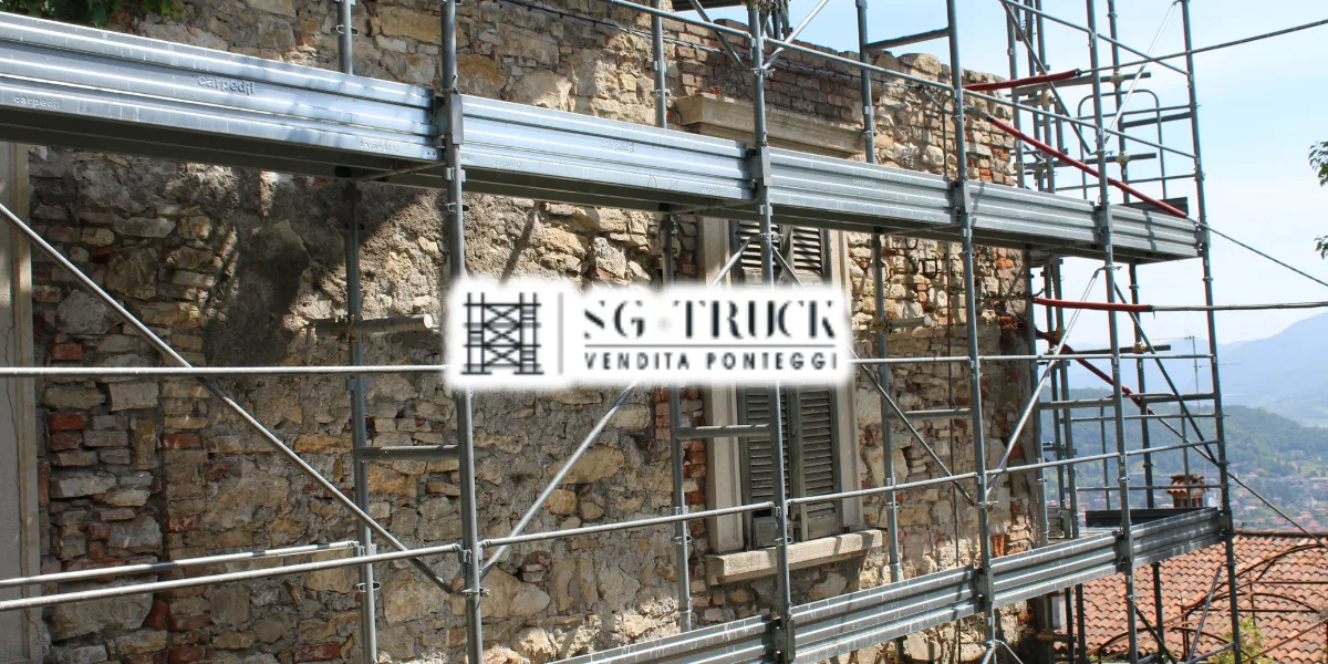 Ponteggi per restauro edificio antico in costruzione